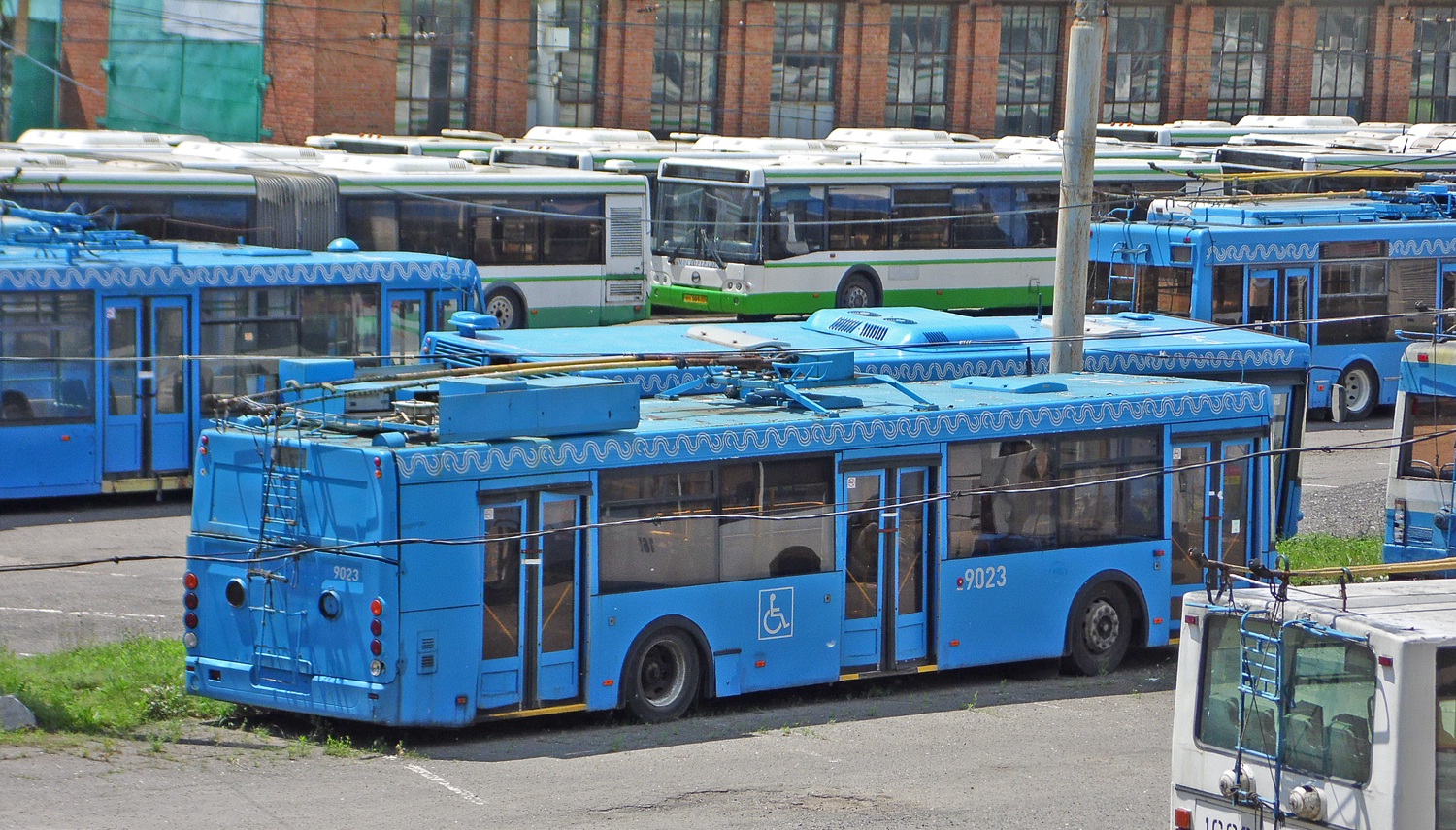 Ростов-на-Дону, Тролза-5265.00 «Мегаполис» № 155; Ростов-на-Дону, МТрЗ-52791 «Садовое Кольцо» № 120; Ростов-на-Дону, БКМ 321 № 163; Ростов-на-Дону, ВМЗ-62151 «Премьер» № 179