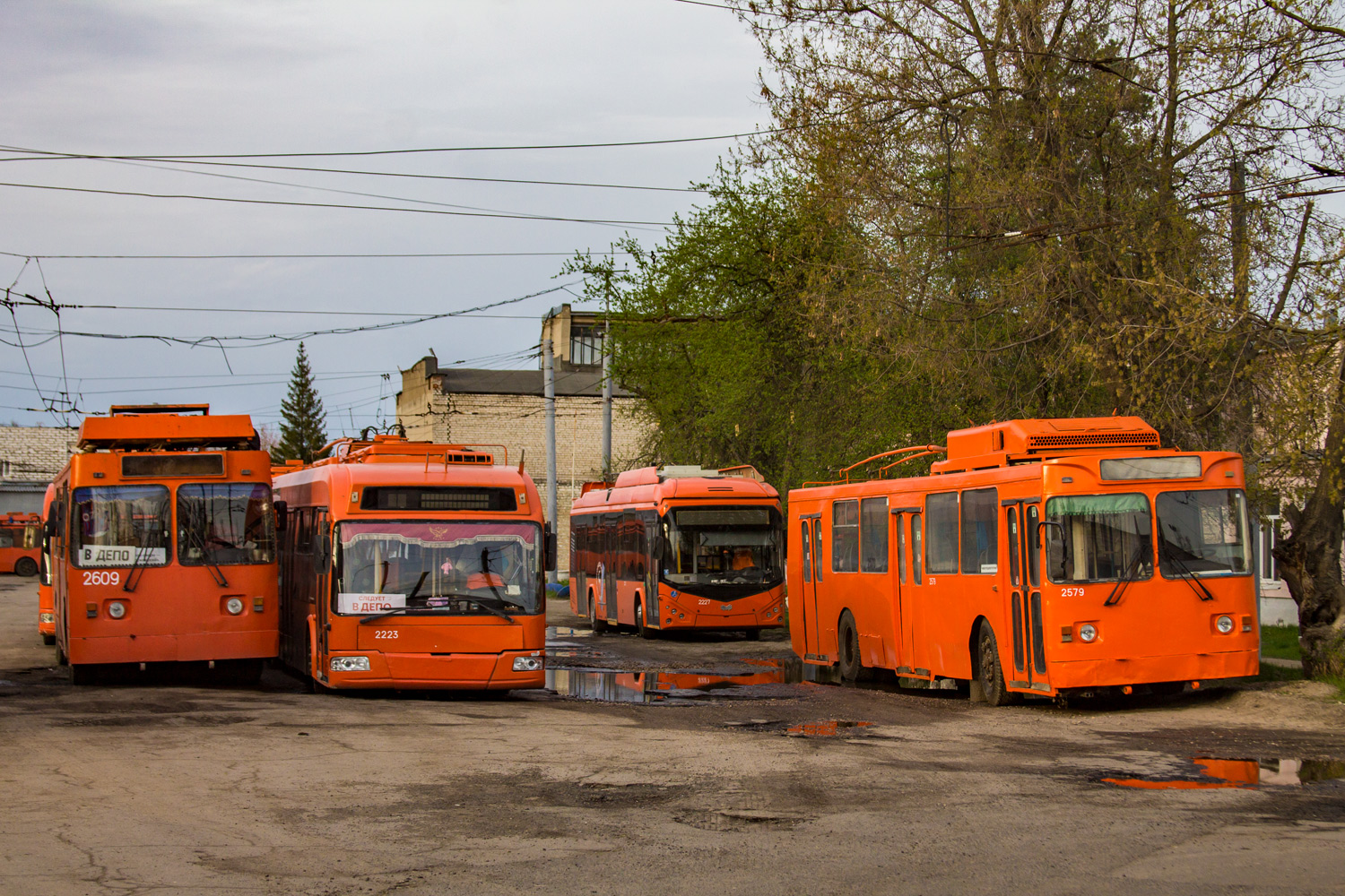 Nizhny Novgorod, ZiU-682 GOH Ivanovo Br. 2609; Nizhny Novgorod, MTrZ-6223-0000010 Br. 2579