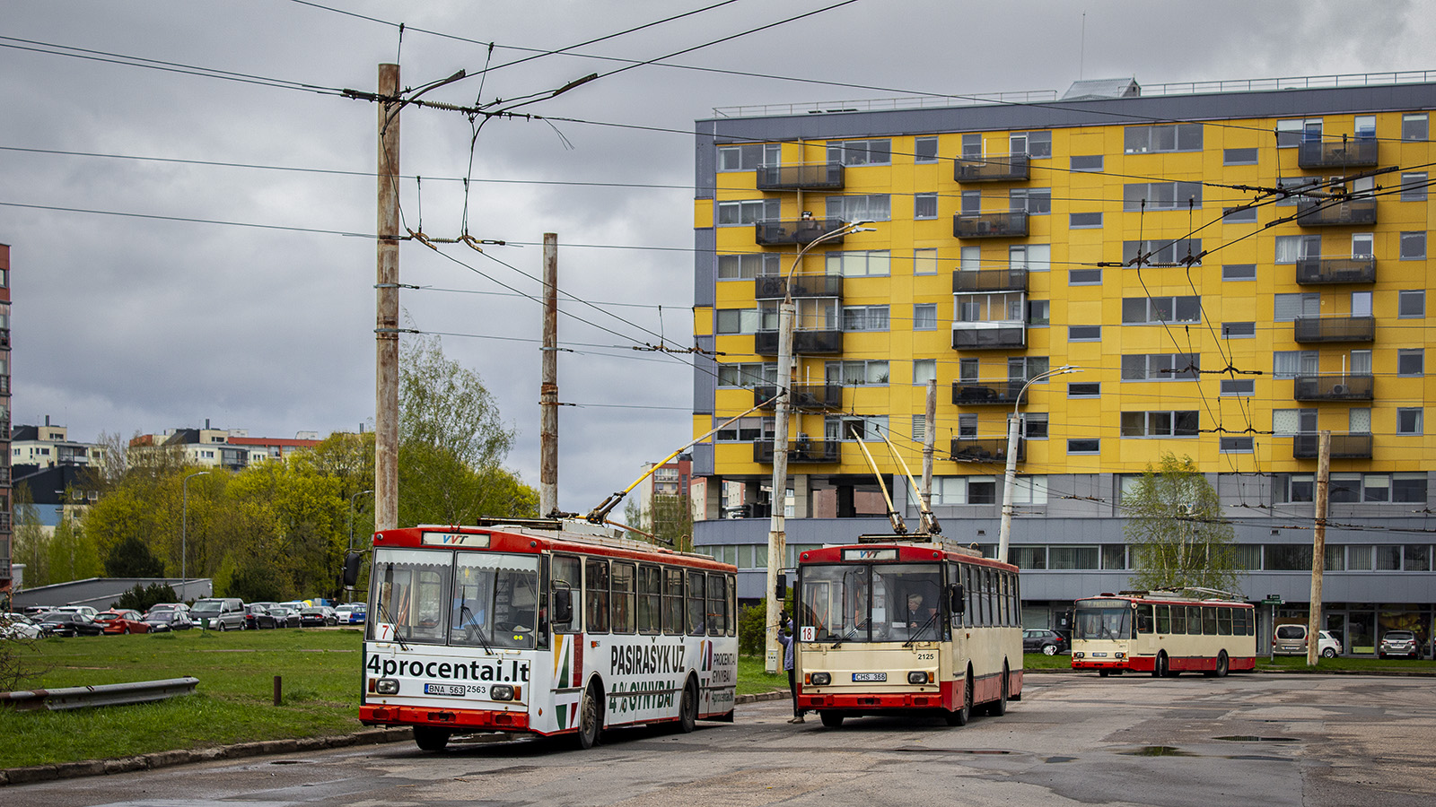 Vilnius, Škoda 14Tr11/6 č. 2563; Vilnius, Škoda 14Tr10/6 č. 2125