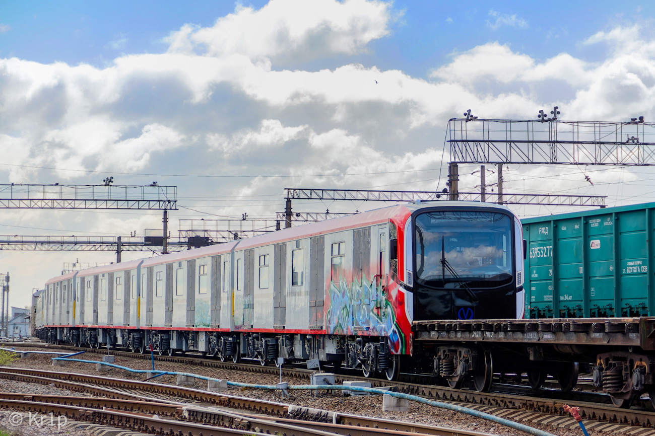 Санкт-Петербург, 81-725.1  «Балтиец» (ОЭВРЗ) № 25048; Санкт-Петербург — Метрополитен — Перегонка вагонов метро по ж/д; Санкт-Петербург — Метрополитен — Подвижной состав — 81-725/726/727 «Балтиец»