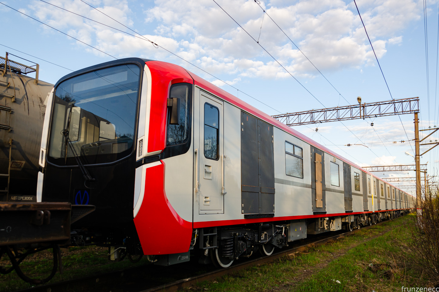 Sankt Petersburg, 81-725.1 "Baltiets" Nr. 25048; Sankt Petersburg — Metro — Transport of subway cars by railway