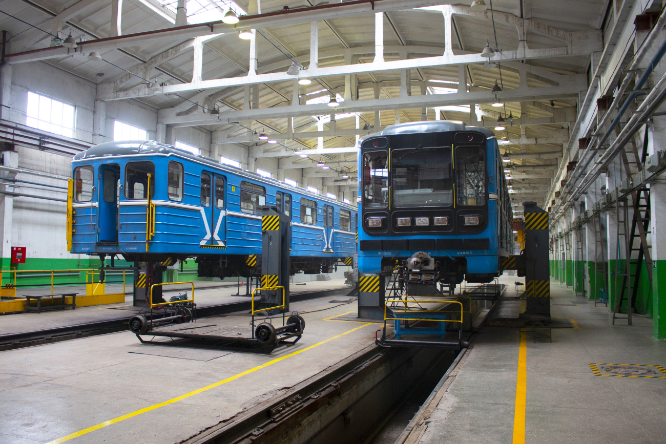 Екатеринбург, 81-717.5 (ЛВЗ/ВМ) № 8910; Екатеринбург, 81-717.5 (ЛВЗ/ВМ) № 8907