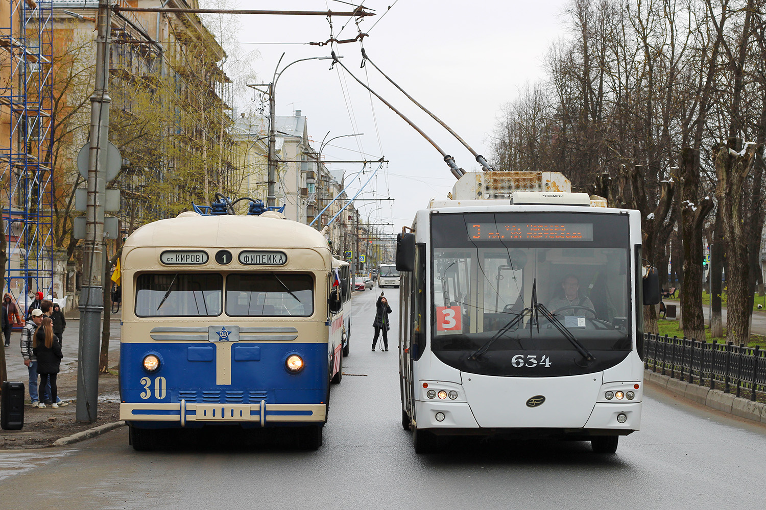 Киров, МТБ-82Д № 30; Киров, ВМЗ-5298.01 «Авангард» № 634