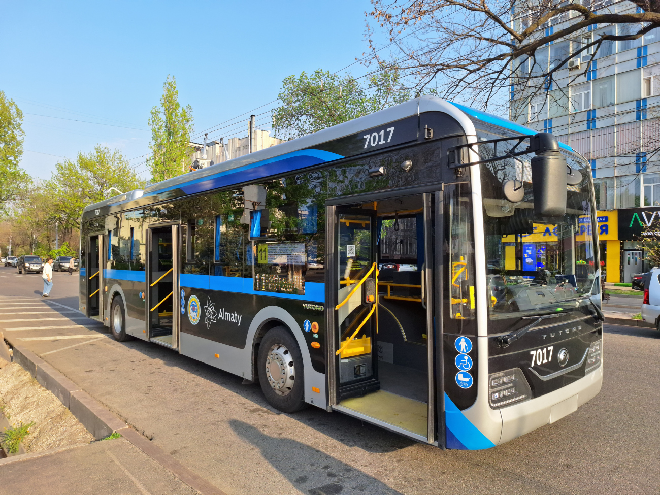 Алматы, Yutong ZK6128BEVG (QazTehna) № 7017 Алматы, Yutong ZK6128BEVG (QazTehna) № 7017