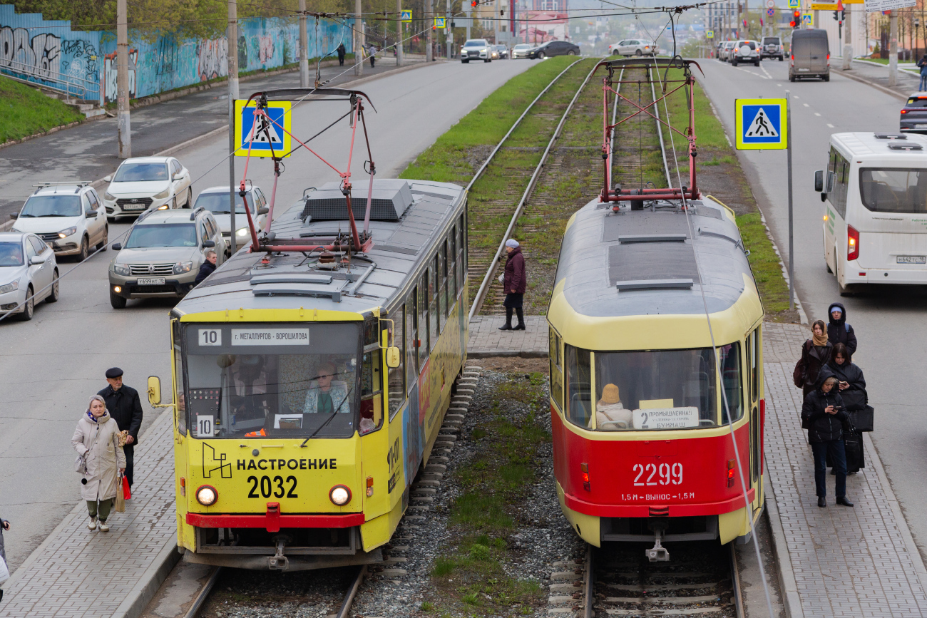Ijevsk, Tatra T6B5SU Nr. 2032; Ijevsk, Tatra T3SU Nr. 2299