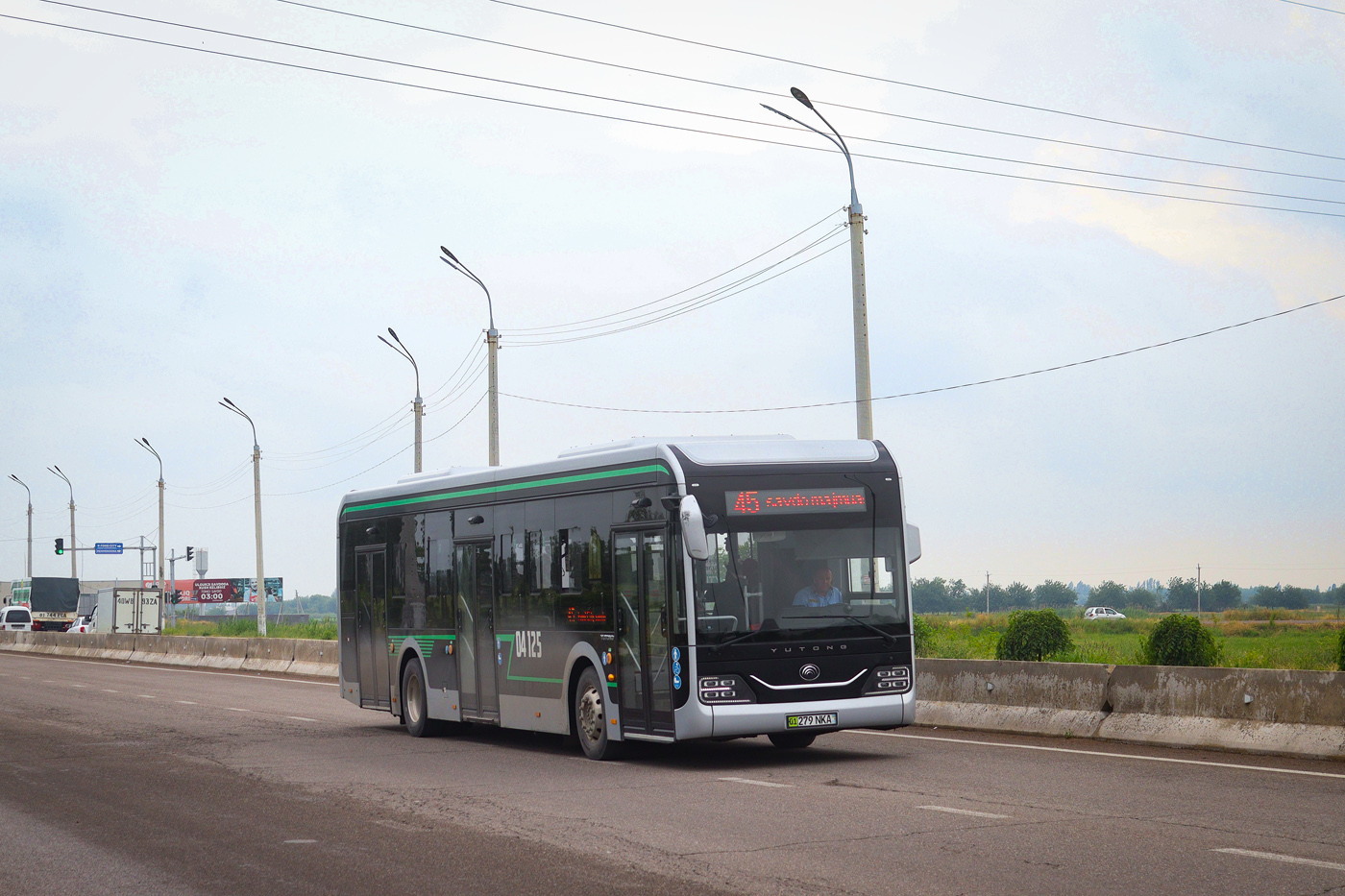 Taskent, Yutong ZK6126BEVG — 04125