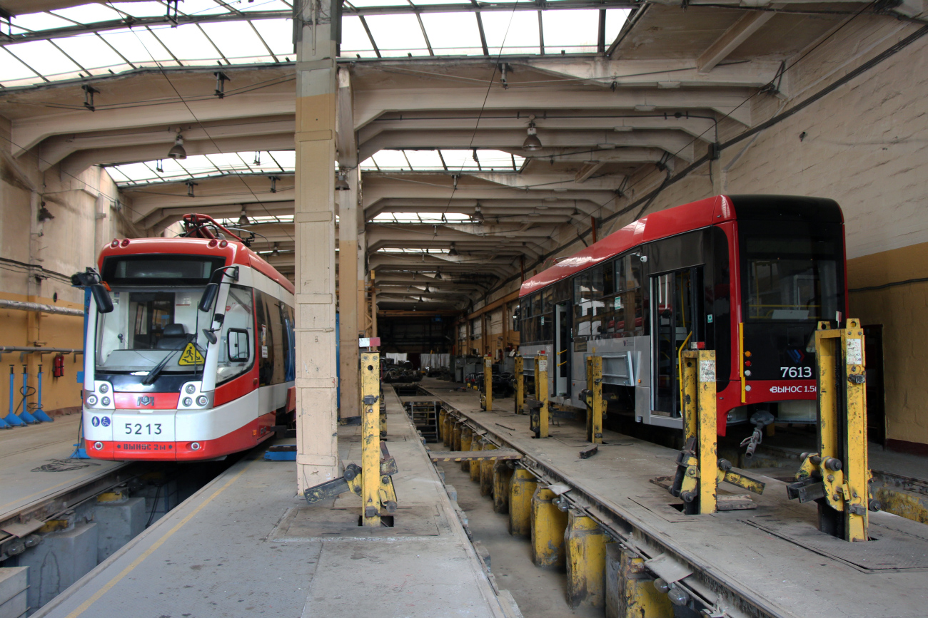 Saint-Pétersbourg, BKM 84300M N°. 5213; Saint-Pétersbourg, LM-68M3 N°. 7613 Saint-Pétersbourg, BKM 84300M N°. 5213; Saint-Pétersbourg, LM-68M3 N°. 7613