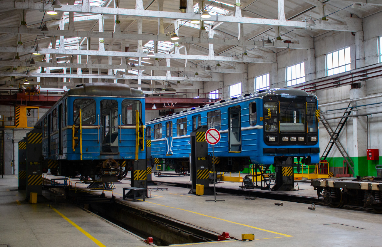 Екатеринбург, 81-717.5 (ЛВЗ/ВМ) № 8910; Екатеринбург, 81-717.5 (ЛВЗ/ВМ) № 8907