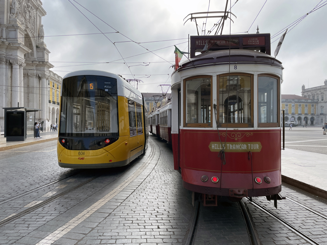 Лиссабонская агломерация, CAF Urbos 3 № 604; Лиссабонская агломерация, Carris 2-axle motorcar (Remodelado) № 8