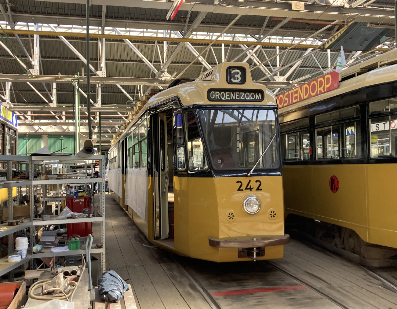 Роттердам, Schlinder articulated tram № 242