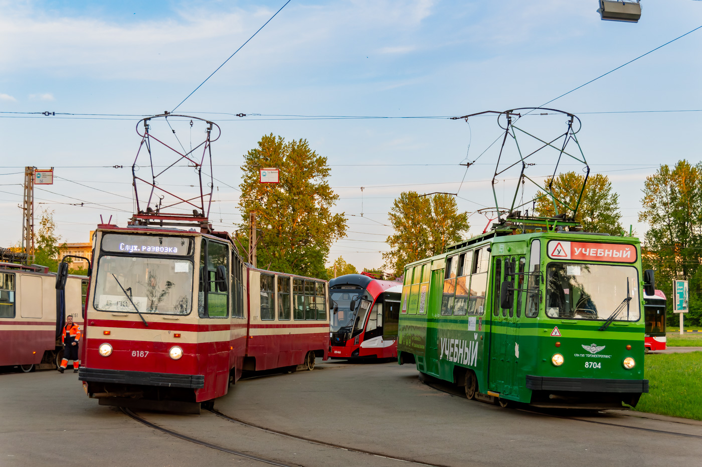 Petrohrad, LVS-86K č. 8187; Petrohrad, LM-68M č. 8704 Petrohrad, LVS-86K č. 8187; Petrohrad, LM-68M č. 8704