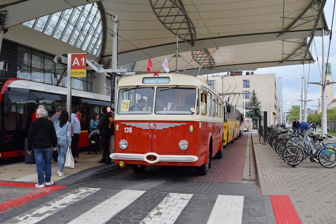 Пардубице, Škoda 8Tr9 № 136 (302)