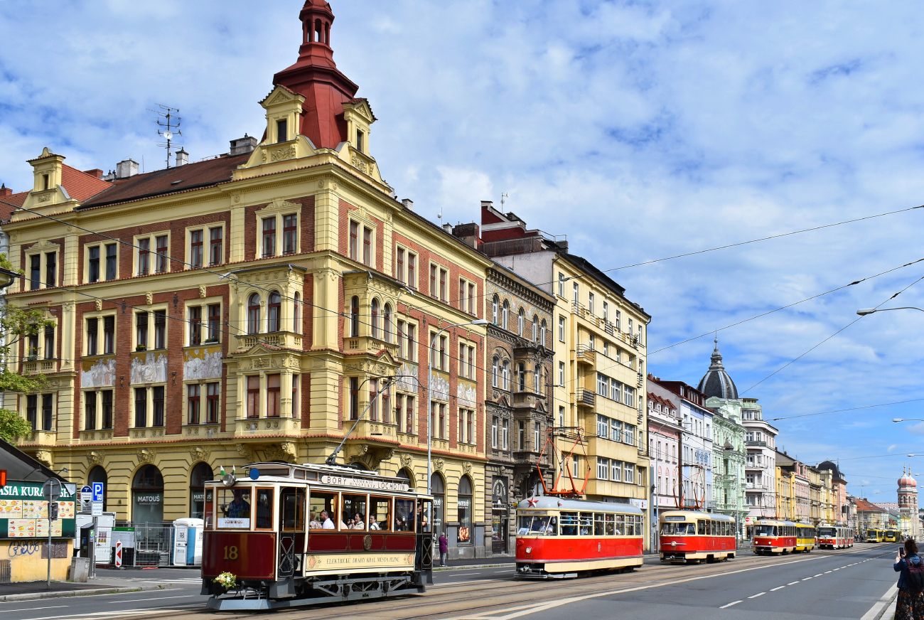 Пльзень, Двухосный моторный Křižík № 18; Пльзень, Tatra T1 № 121; Пльзень, Tatra T2R № 133; Пльзень — Празднование 125-летия общественного транспорта в Пльзене Пльзень, Двухосный моторный Křižík № 18; Пльзень, Tatra T1 № 121; Пльзень, Tatra T2R № 133; Пльзень — Празднование 125-летия общественного транспорта в Пльзене
