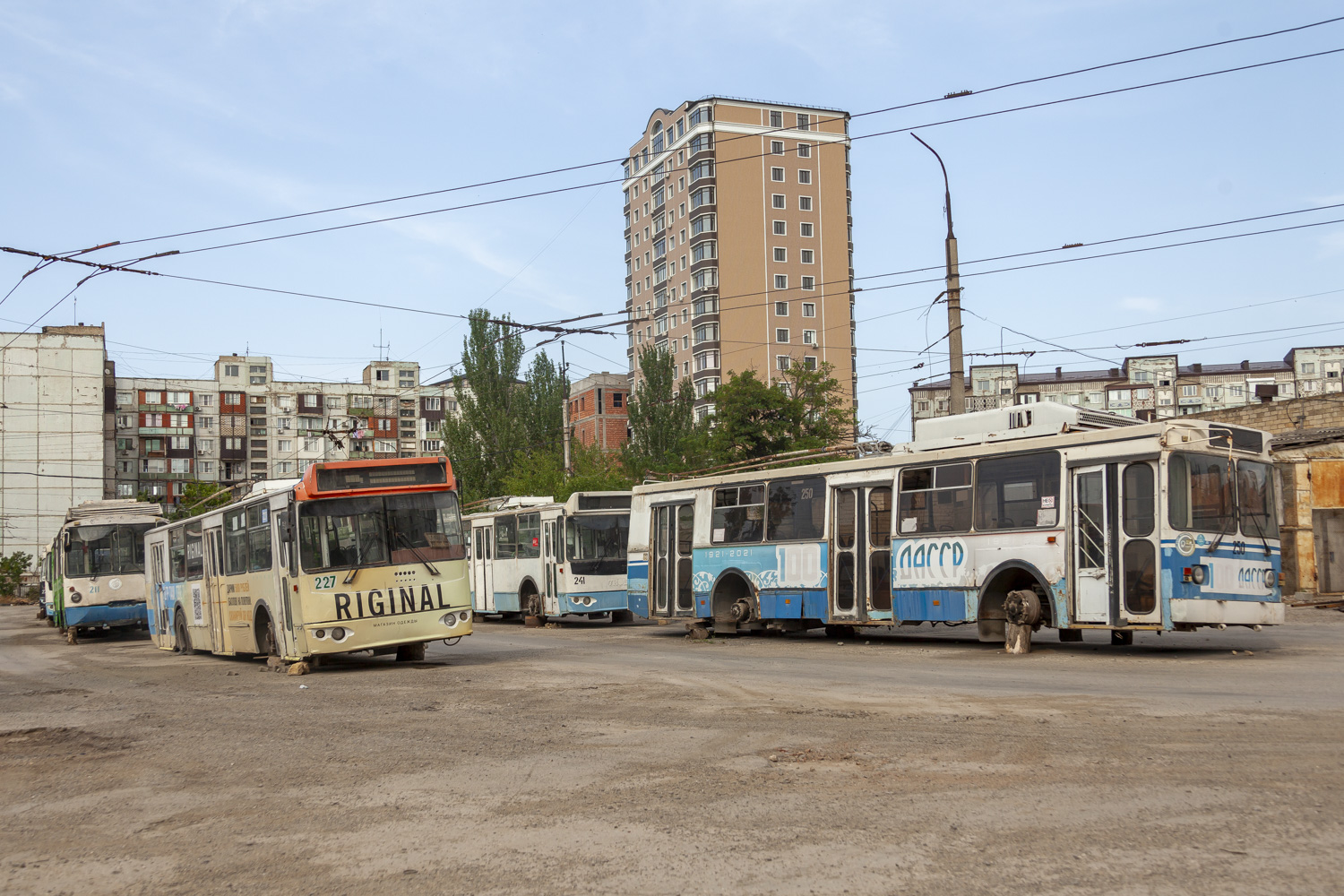 Makhachkala, ZiU-682G-016.05 № 227; Makhachkala, ZiU-682GM1 (with double first door) № 250