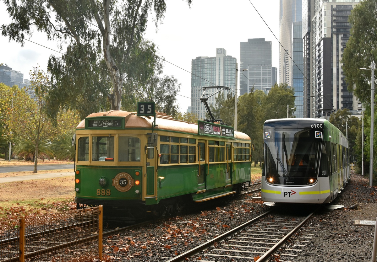 Мельбурн, MMTB W8 Class № 888; Мельбурн, Bombardier Flexity Swift E2 № 6100
