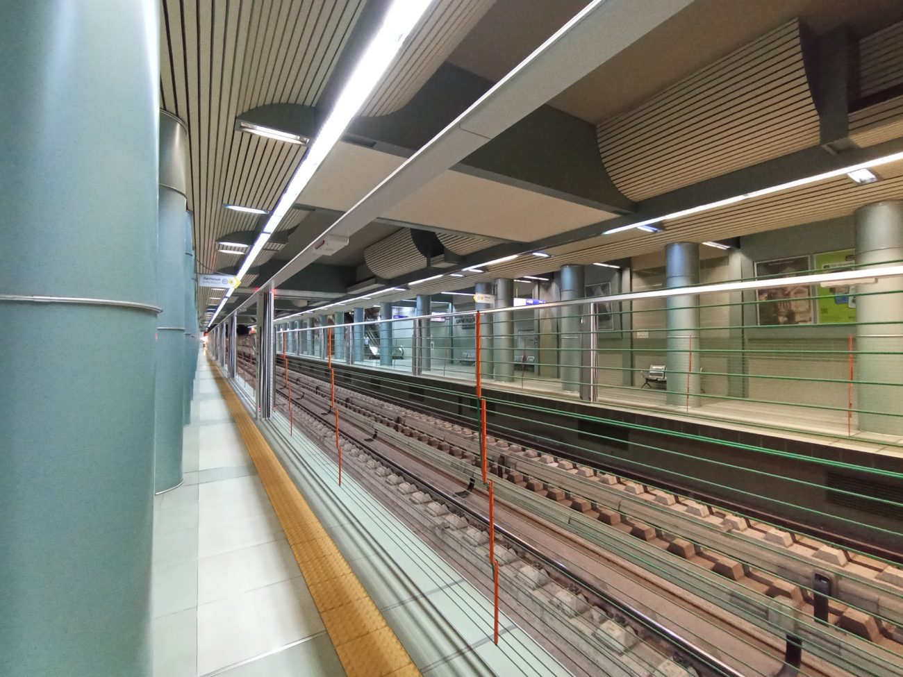 София — Метрополитен — Първи метродиаметър [1] — червена линия; София — Перонни преградни стени и системи за безопасност на пътниците на метростанциите