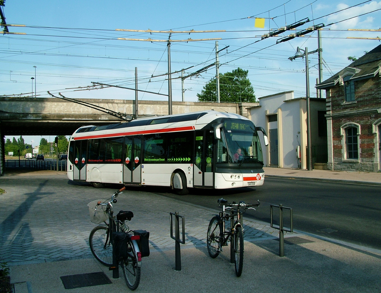 Лион, Irisbus Cristalis ETB 12 № 1825; Лион — Троллейбус — Линии и инфраструктура