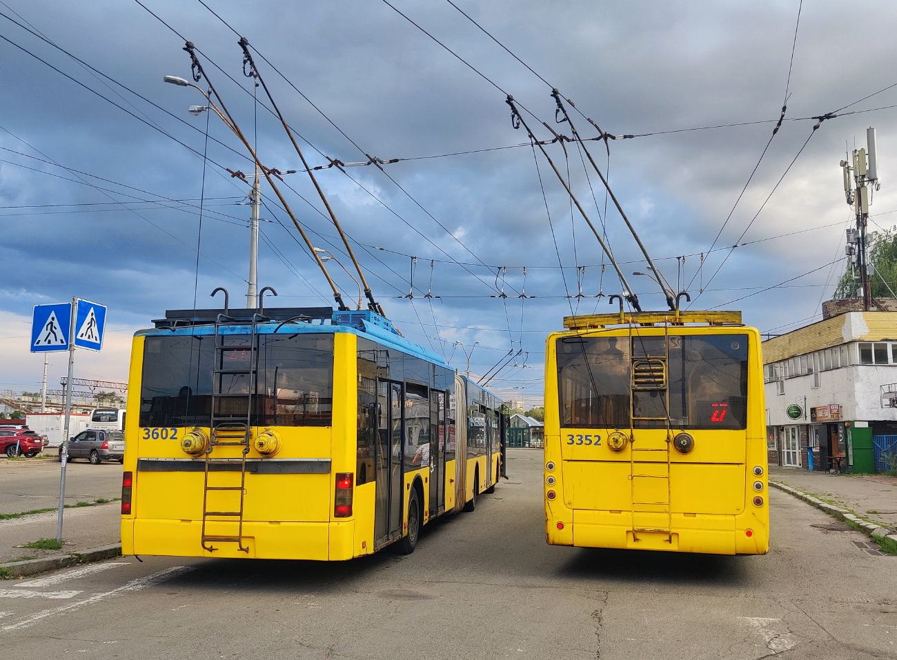 Kiiev, LAZ E301D1 № 3602; Kiiev, Bogdan T70110 № 3352