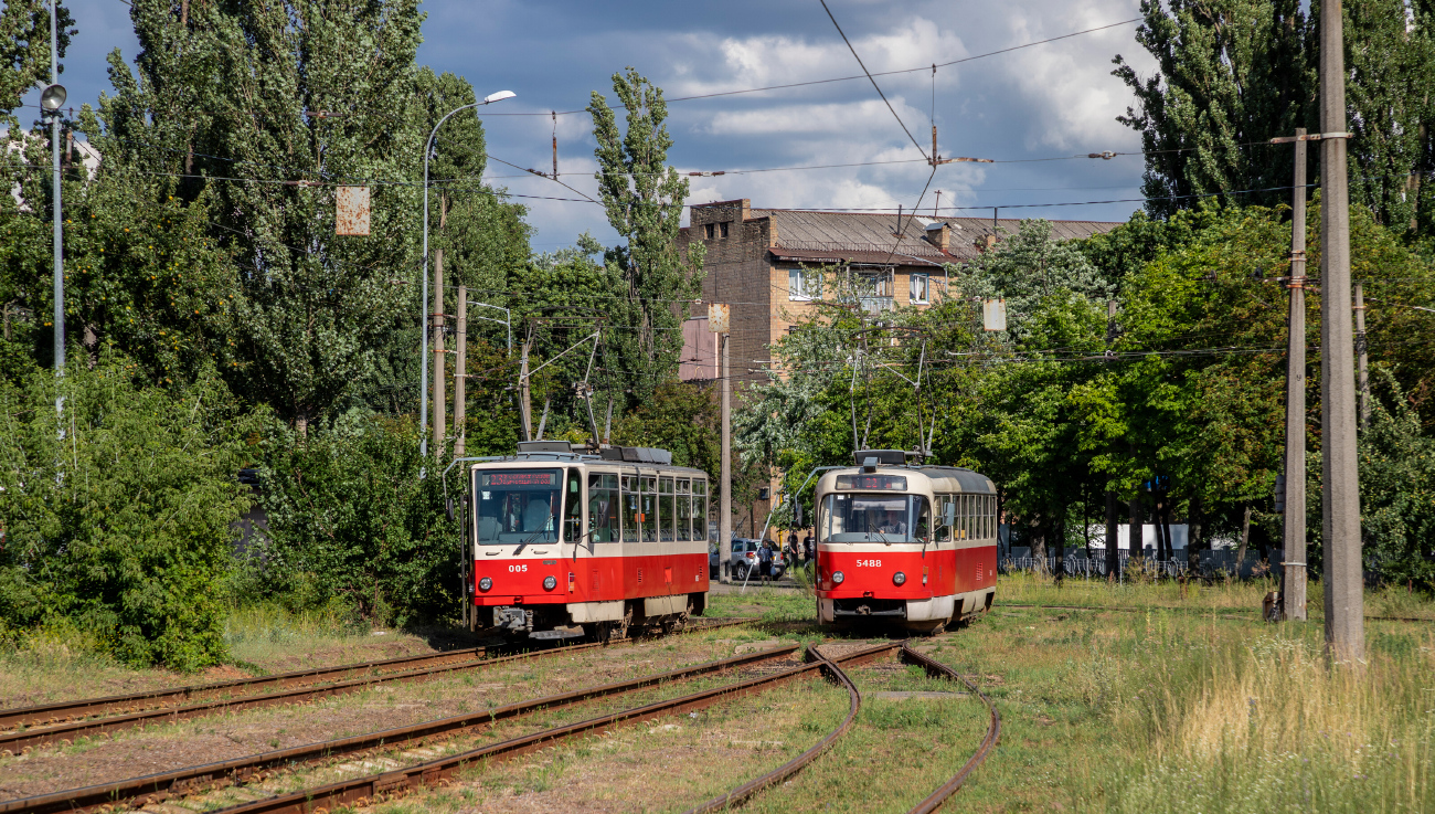 Kiev, Tatra T6A5 N°. 005; Kiev, Tatra T3SUCS N°. 5488