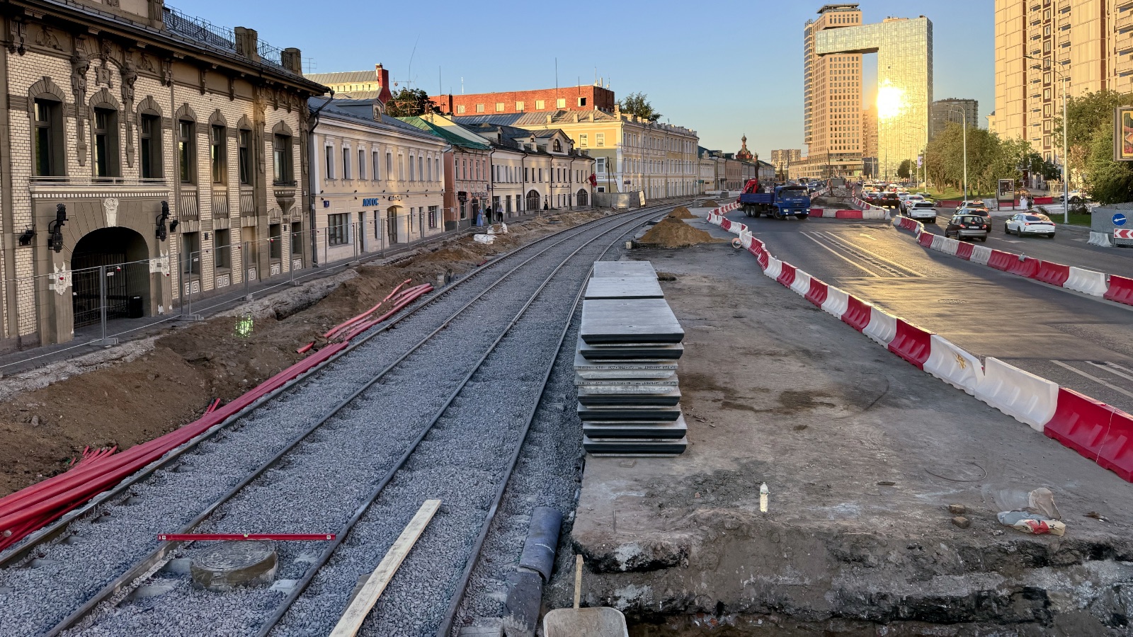 Moskva — Construction of a tram line on Sergiya Radonezhskogo Street