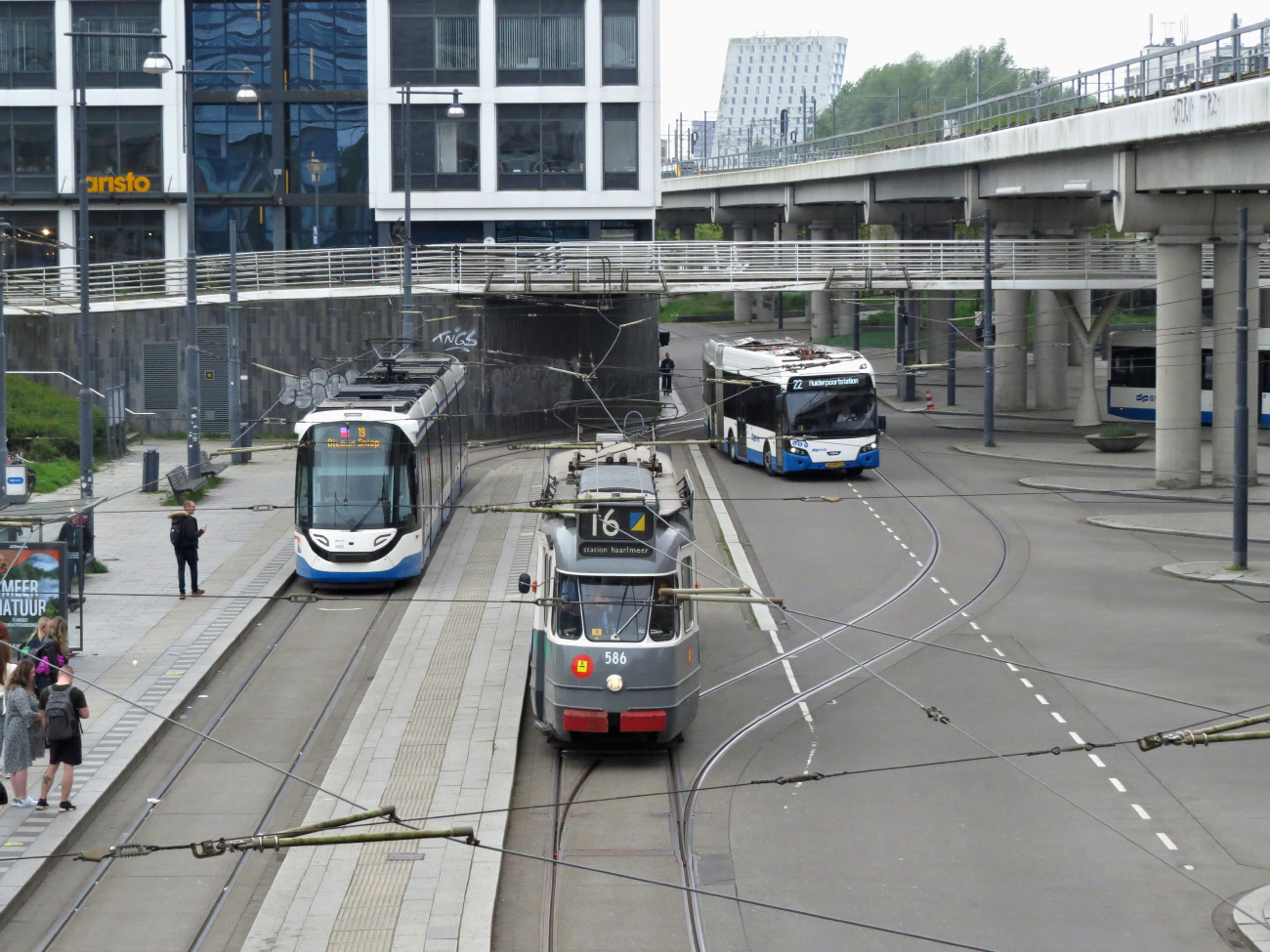 Амстердам, CAF Urbos 100 № 3062; Амстердам, Beijnes 2G № 586 Амстердам, CAF Urbos 100 № 3062; Амстердам, Beijnes 2G № 586