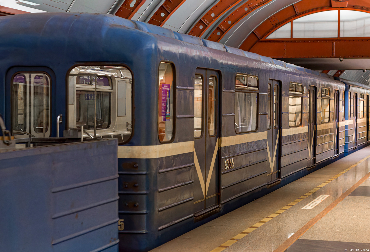 Saint-Pétersbourg, 81-714 (MMZ) N°. 9355