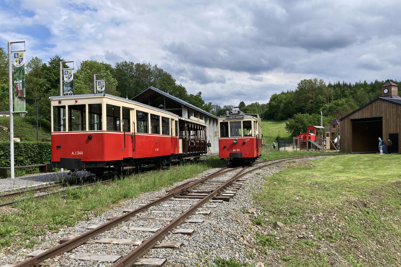 Эрезе, Двухосный прицепной Godarville № A.1344; Эрезе, SNCV дизель-поезд № AR 133; Эрезе — Трамвайные линии и инфраструктура