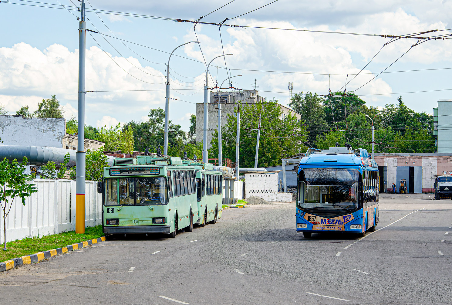 Гомель, БКМ 201А7 № 1691; Гомель, БКМ 32100D № 1857
