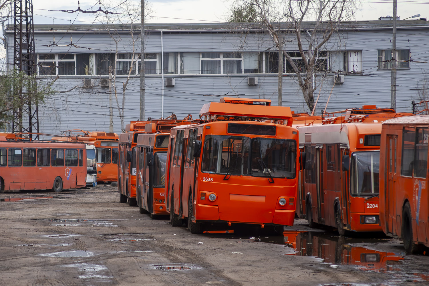 Нижний Новгород, ЛиАЗ-5280 (ВЗТМ) № 2314; Нижний Новгород, Тролза-6206.01 «Мегаполис» № 1413; Нижний Новгород, ЗиУ-682 КР Иваново № 2635