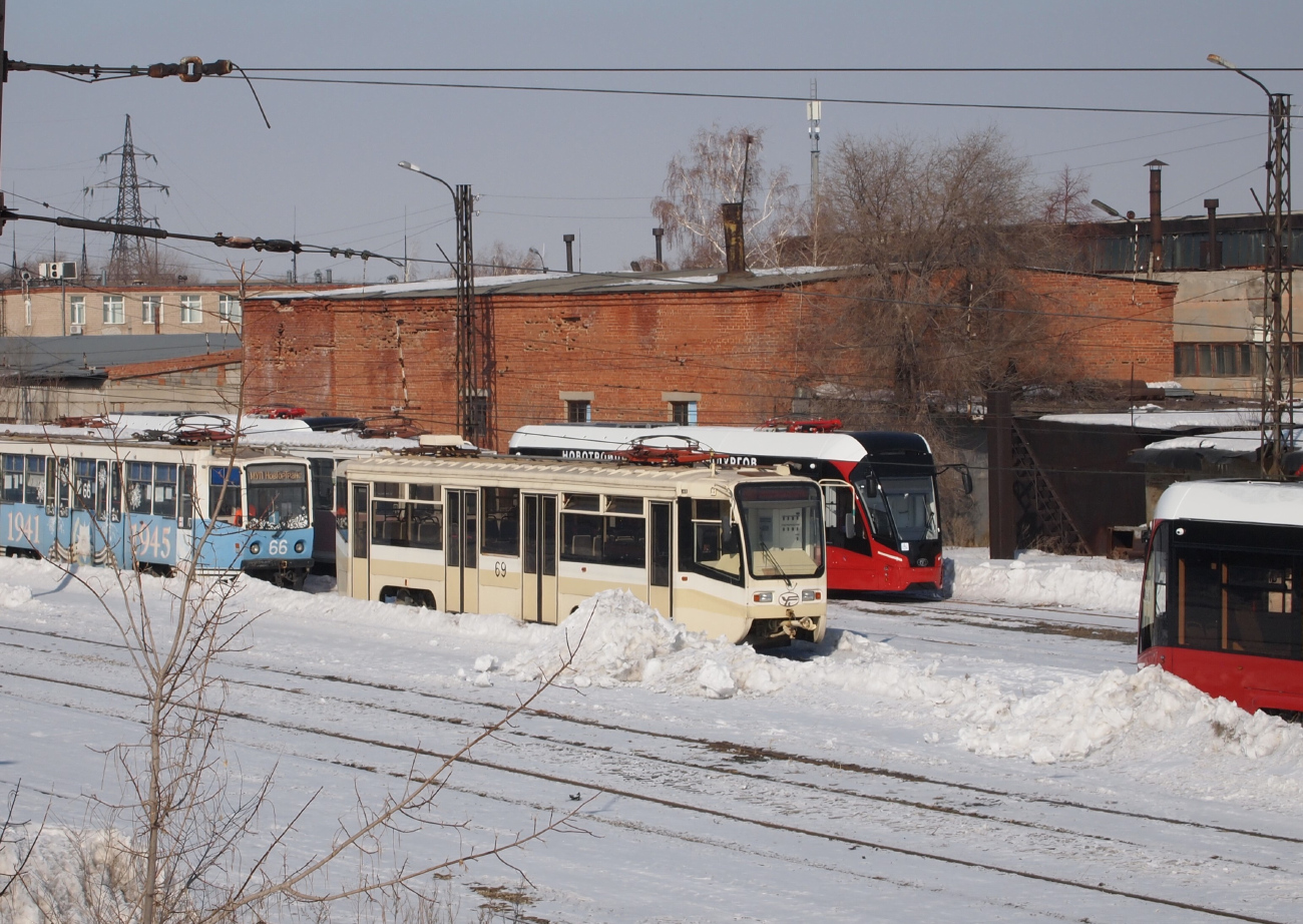 Новотроицк, 71-619КТ № 69; Новотроицк, 71-911ЕМ «Львёнок» № 00245; Новотроицк, 71-911ЕМ «Львёнок» № 00259
