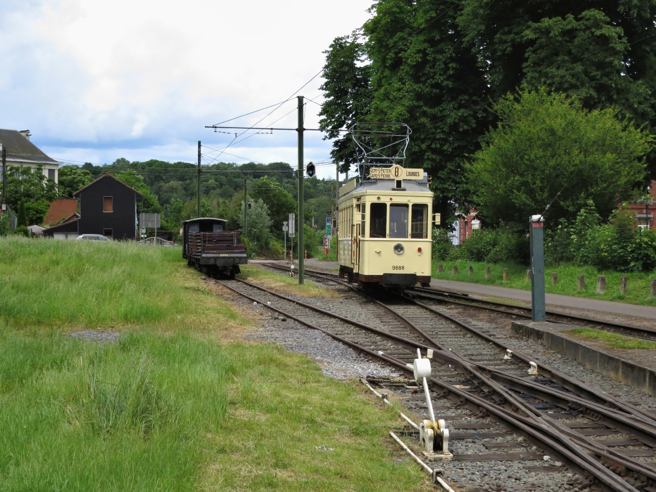 Тюэн, Четырёхосный грузовой прицеп № A.8158; Тюэн, Двухосный моторный Franco-Belge № 9888; Тюэн — Трамвайные линии и инфраструктура