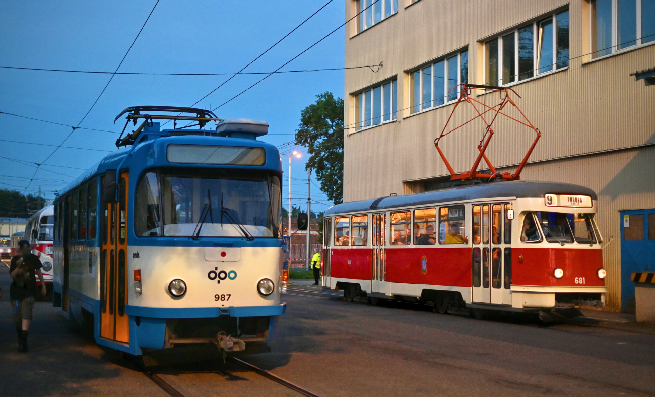 Ostrava, Tatra T3SUCS N°. 987; Ostrava, Tatra T2 N°. 681