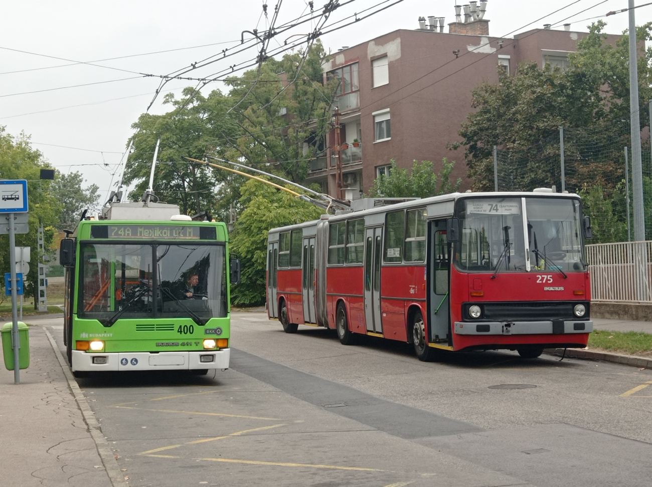 Будапешт, Ikarus 411T № 400; Будапешт, Ikarus 280.94 № 275 Будапешт, Ikarus 411T № 400; Будапешт, Ikarus 280.94 № 275