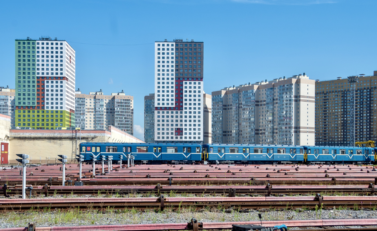Saint-Petersburg, 81-717.5 (LVZ/VM) č. 10023; Saint-Petersburg, 81-714 (LVZ) č. 7803; Saint-Petersburg — Metro — Line 2