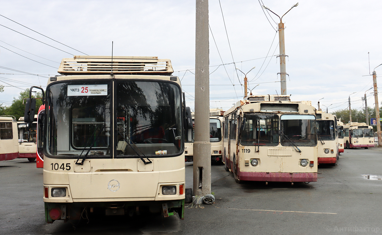 Челябинск, ЛиАЗ-5280 (ВЗТМ) № 1045; Челябинск, ЗиУ-682Г-017 [Г0Н] № 1119; Челябинск — Конечные станции и кольца