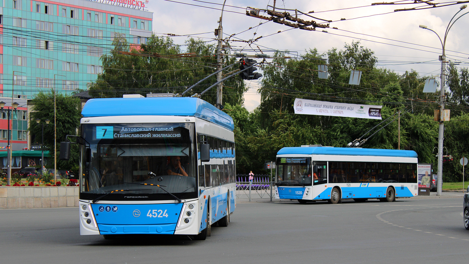 Новосибирск, УТТЗ-6241.01 «Горожанин» № 4524; Новосибирск, УТТЗ-6241.01 «Горожанин» № 1520