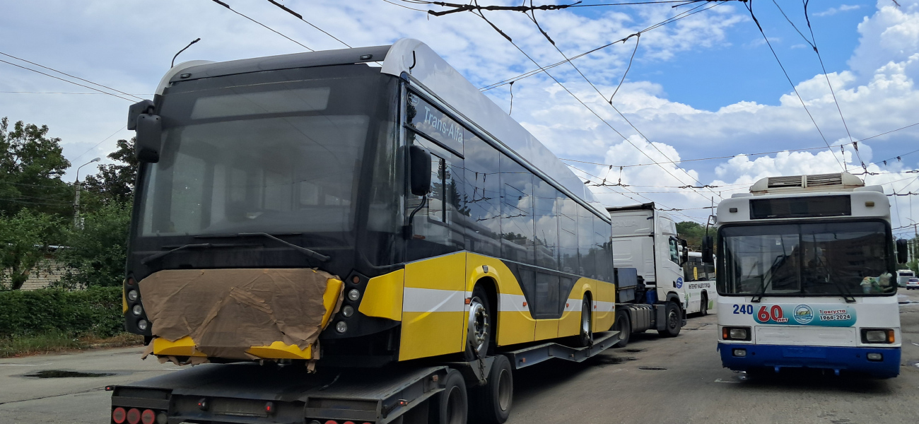 Ставрополь, ВМЗ-5298.01 «Авангард» № Б/н-1; Ставрополь, БТЗ-52764Р № 240