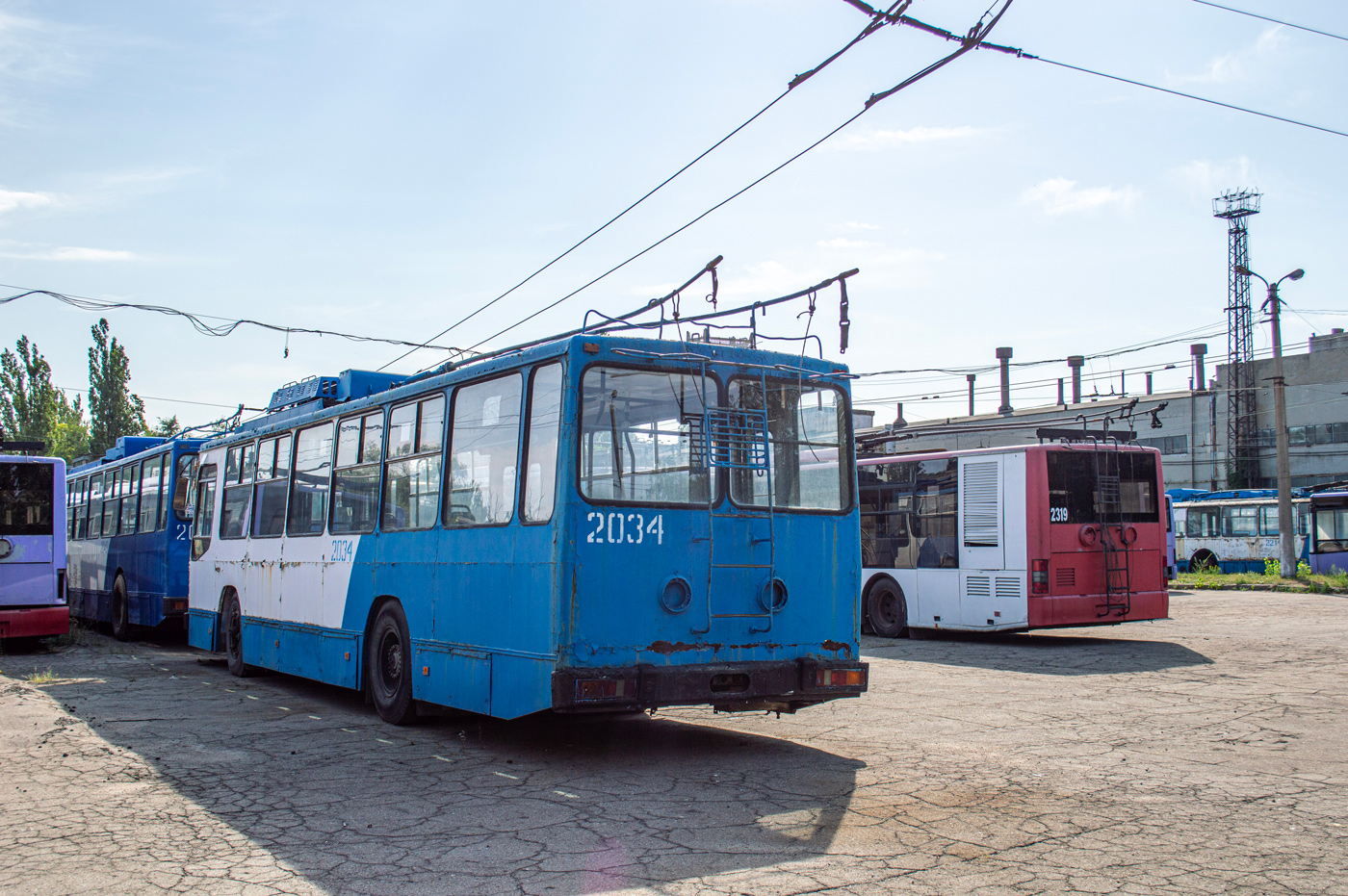 Донецк, ЮМЗ Т2 мод. 7 № 2049; Донецк, ЮМЗ Т2 № 2034