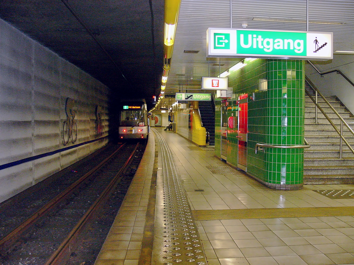 Antwerpen — Stations