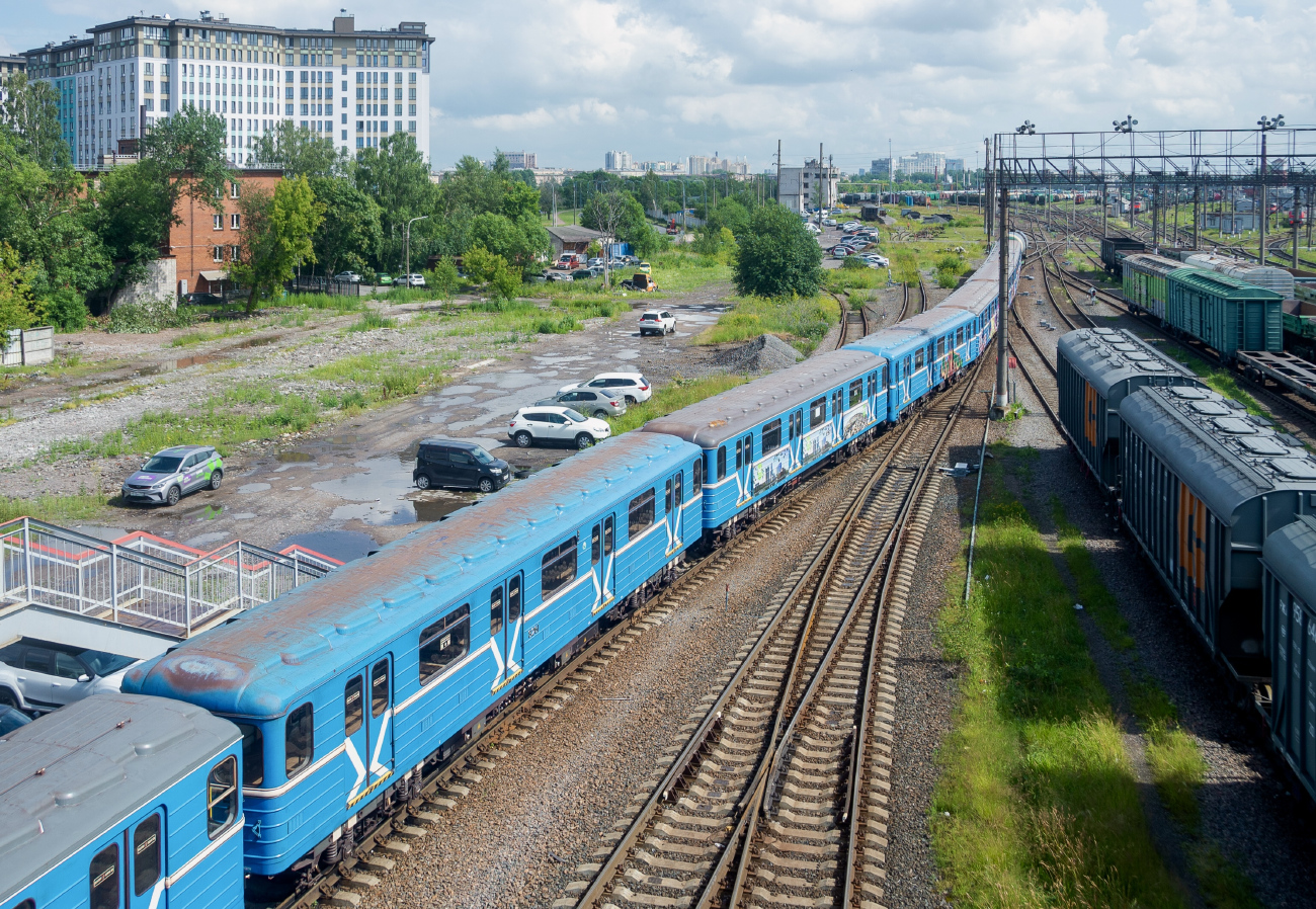 Екатеринбург, 81-714.5 (ЛВЗ/ВМ) № 8261; Екатеринбург — Метрополитен — Перегонка вагонов метро по ж/д