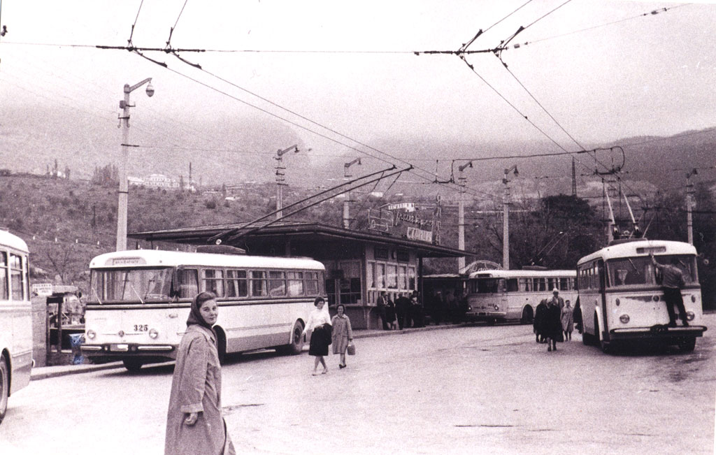 Крымский троллейбус, Škoda 9Tr1 № 325; Крымский троллейбус, Škoda 9Tr1 № 324; Крымский троллейбус, Škoda 8Tr12 № 309; Крымский троллейбус — Исторические фотографии (1959 — 2000)