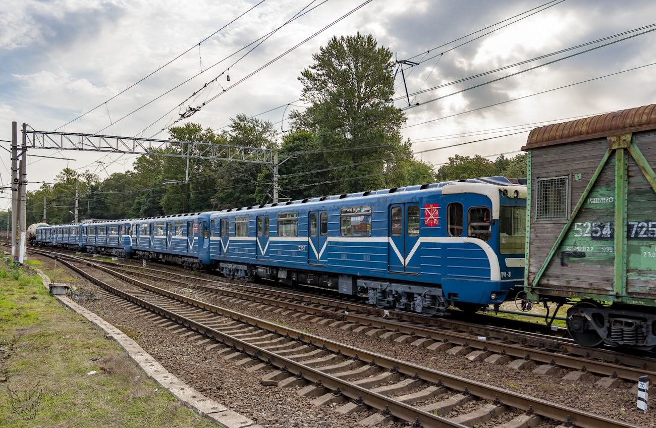 Saint-Petersburg, 81-540.8 Br. 10283; Saint-Petersburg — Metro — Transport of subway cars by railway
