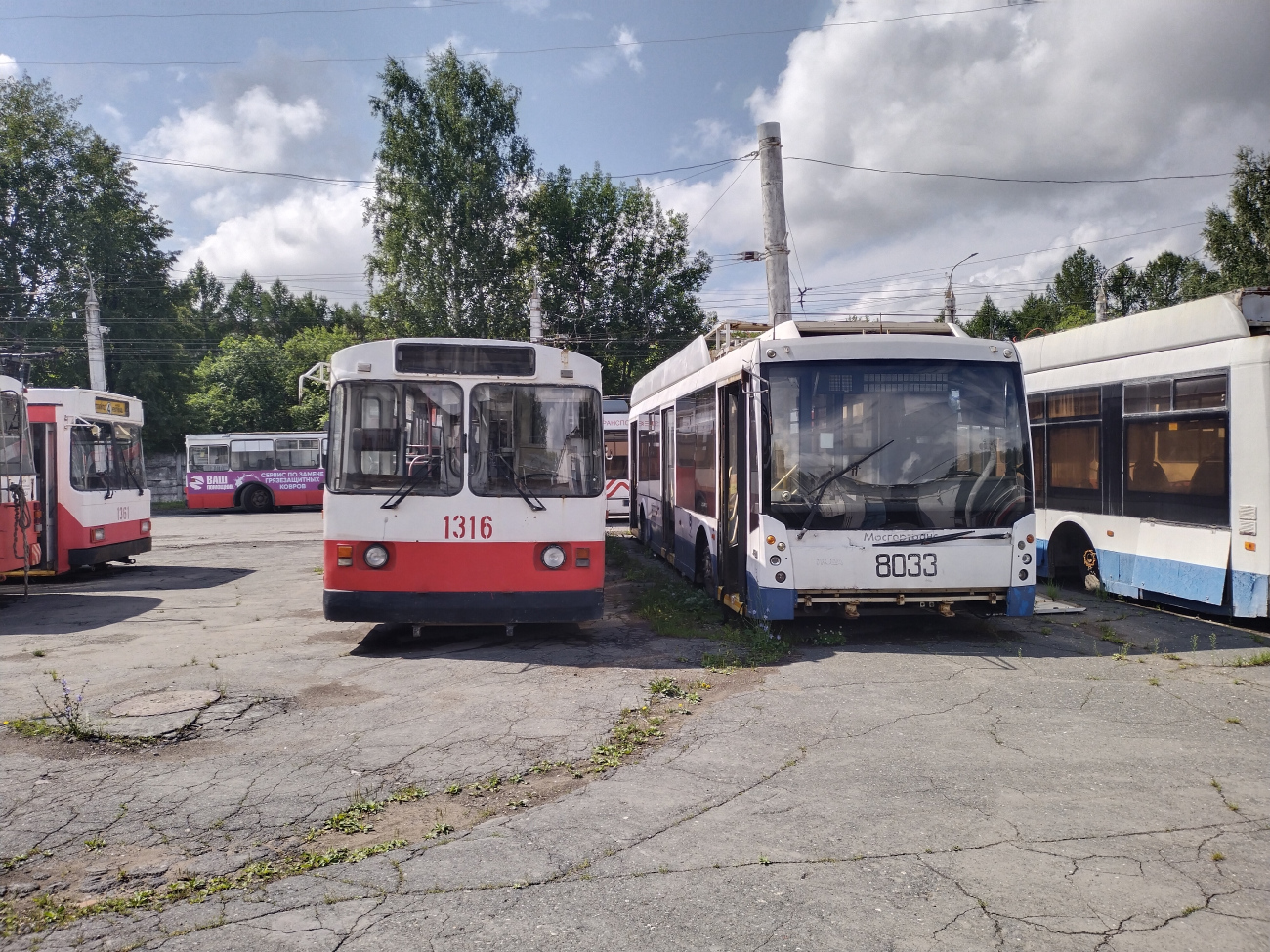 Ижевск, ЗиУ-682В № 1316; Ижевск, Тролза-5265.00 «Мегаполис» № 1435