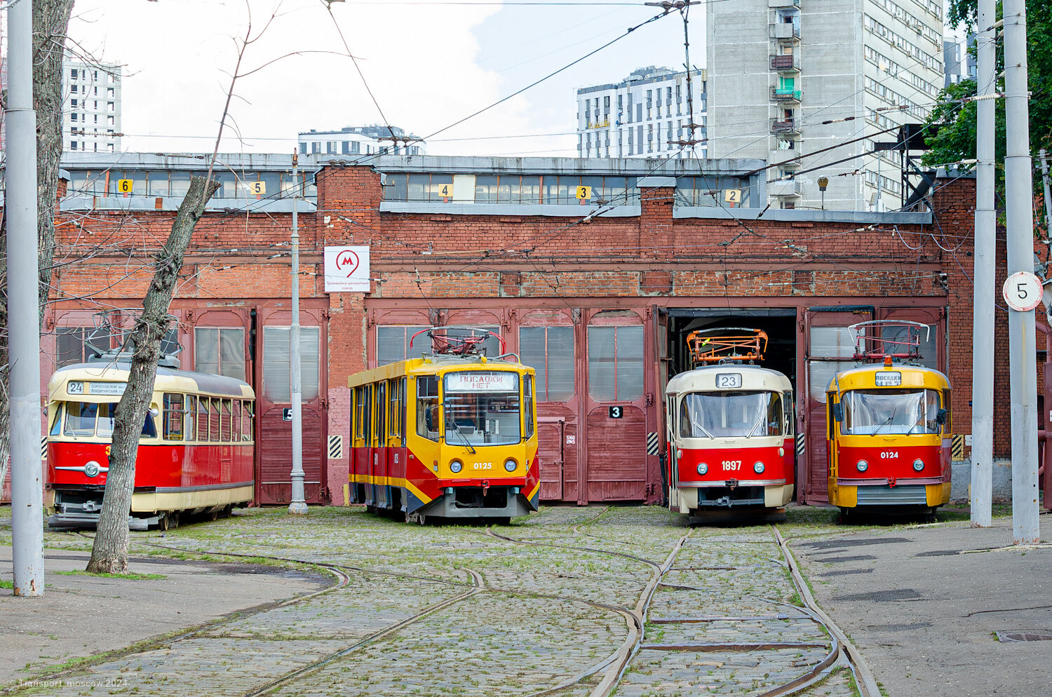 Москва, 71-608КМ № 0125; Москва, Tatra T3SU (двухдверная) № 1897; Москва, Tatra T3SU (двухдверная) № 0124