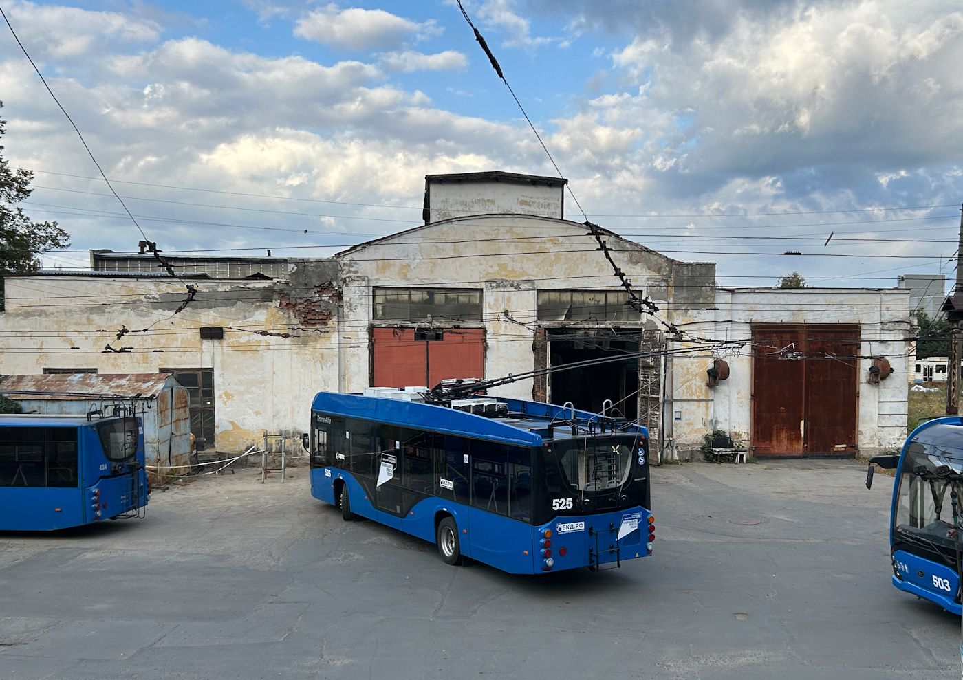 Петрозаводск, ВМЗ-5298.01 «Авангард» № 525; Петрозаводск, ВМЗ-5298.01 «Авангард» № 503; Петрозаводск — Троллейбусный парк № 1