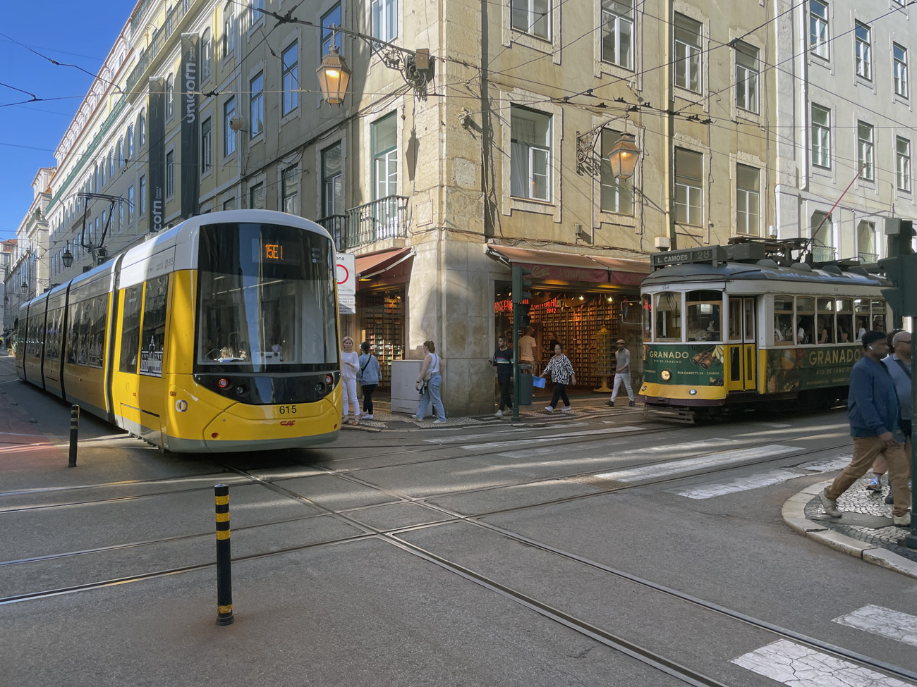 Лиссабонская агломерация, CAF Urbos 3 № 615; Лиссабонская агломерация, Carris 2-axle motorcar (Remodelado) № 554