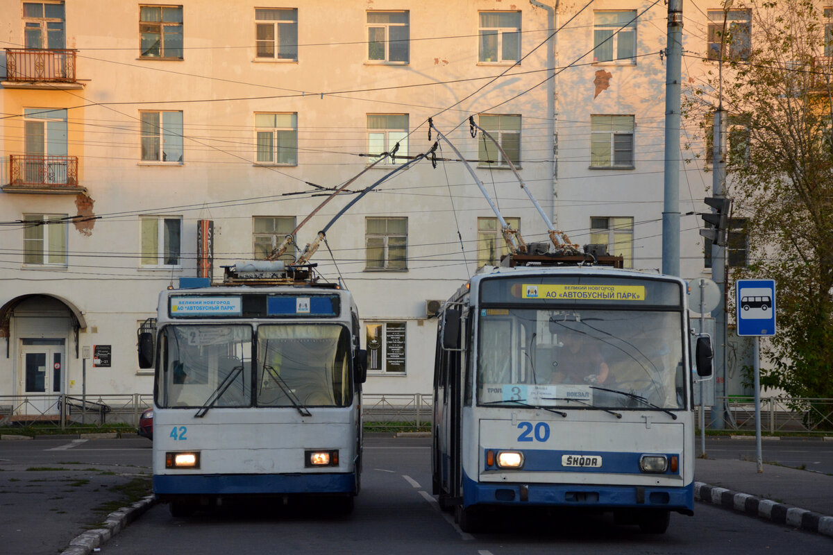 Великий Новгород, ВМЗ-5298-20 № 42; Великий Новгород, Škoda 14TrM (ВМЗ) № 20