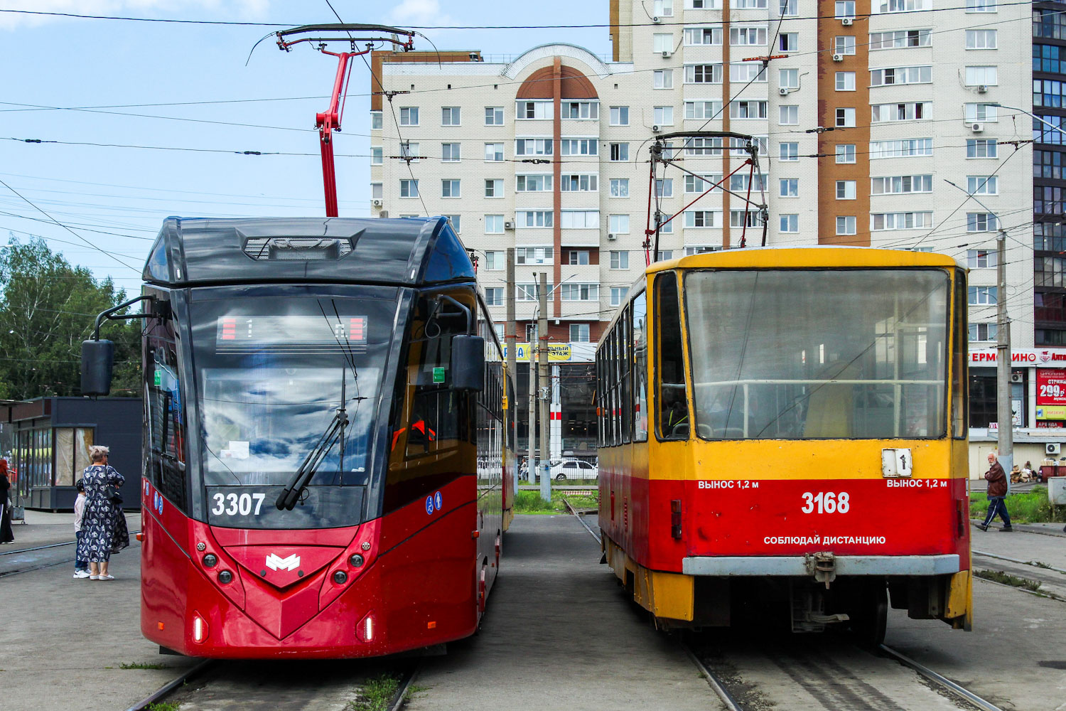 Barnaoul, BKM 802E (T811) N°. 3307; Barnaoul, Tatra T6B5SU N°. 3168