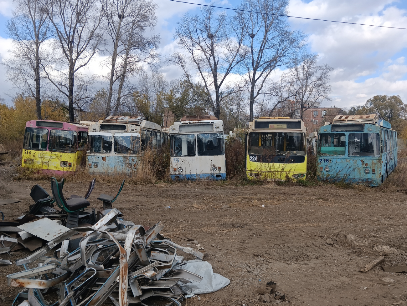 Хабаровск, БТЗ-5276-04 № 225; Хабаровск, ЗиУ-682Г-016.03 № 224; Хабаровск, БТЗ-5276-01 № 216