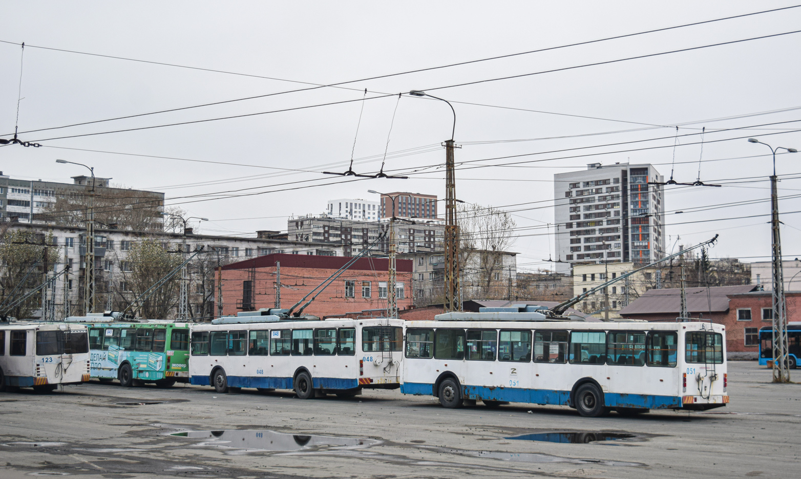 Екатеринбург, ВМЗ-5298.00 (ВМЗ-375) № 051; Екатеринбург — Октябрьское троллейбусное депо